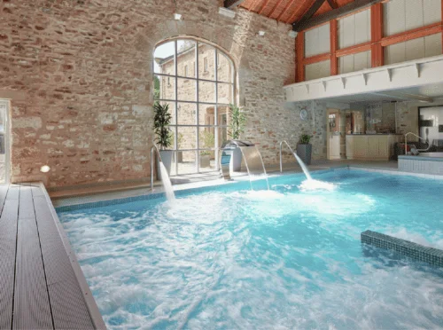 Spa pool with jets
