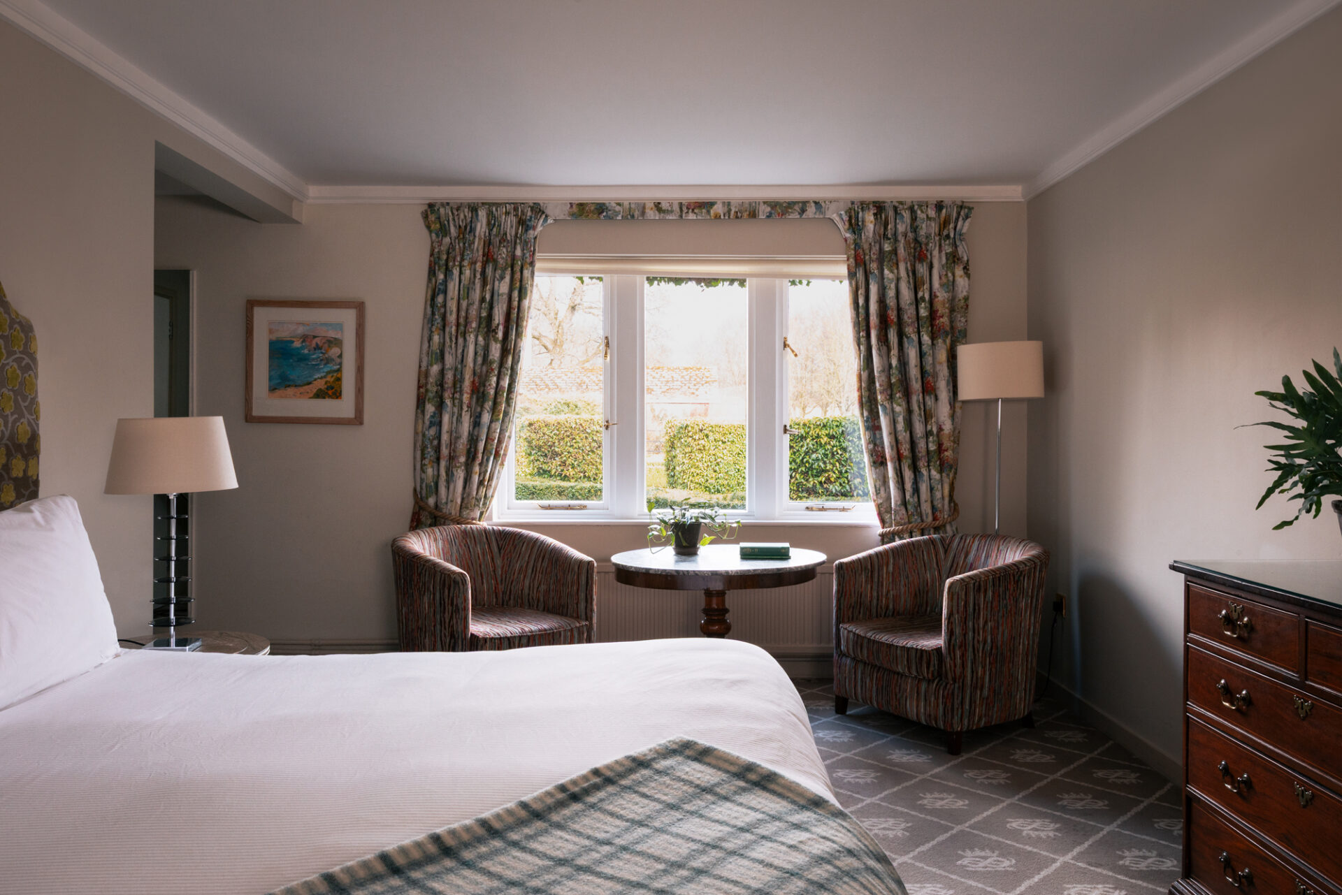 A large open accessible double bedroom with view onto the Italian garden.